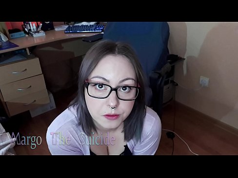 ❤️ 性感的眼镜女孩在镜头前深深地吸吮假阳具 ❤️ Porno fb