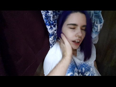 ❤️ 在衣柜里发现我的妹妹并帮助她射精 ❤️ Porno fb